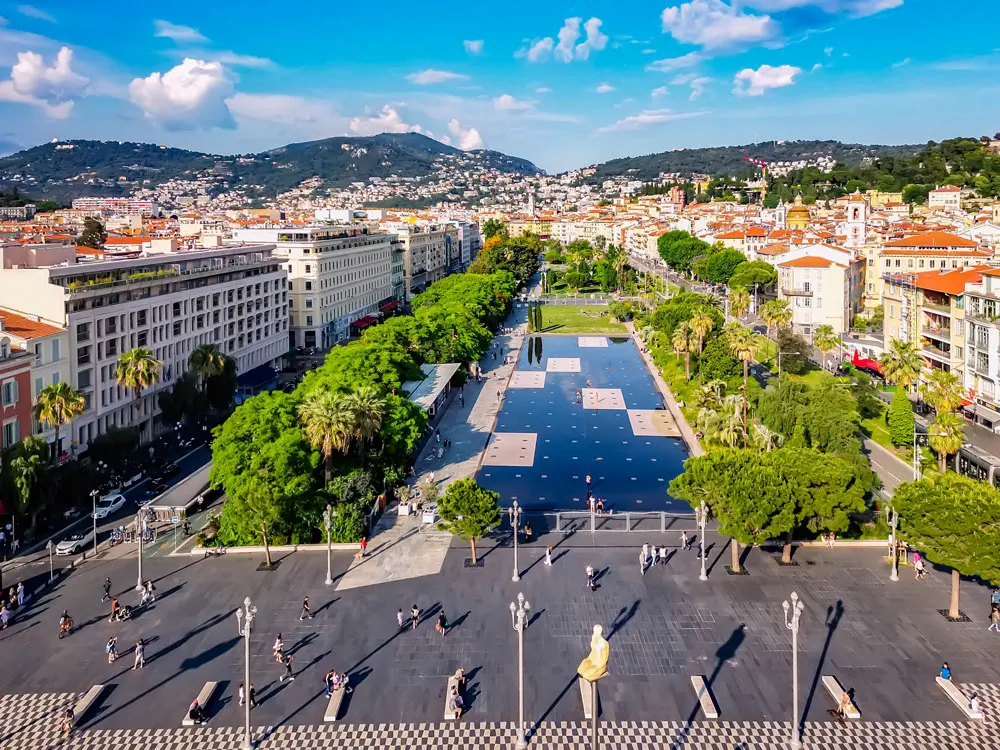 Photo en hauteur sur une place de Nice