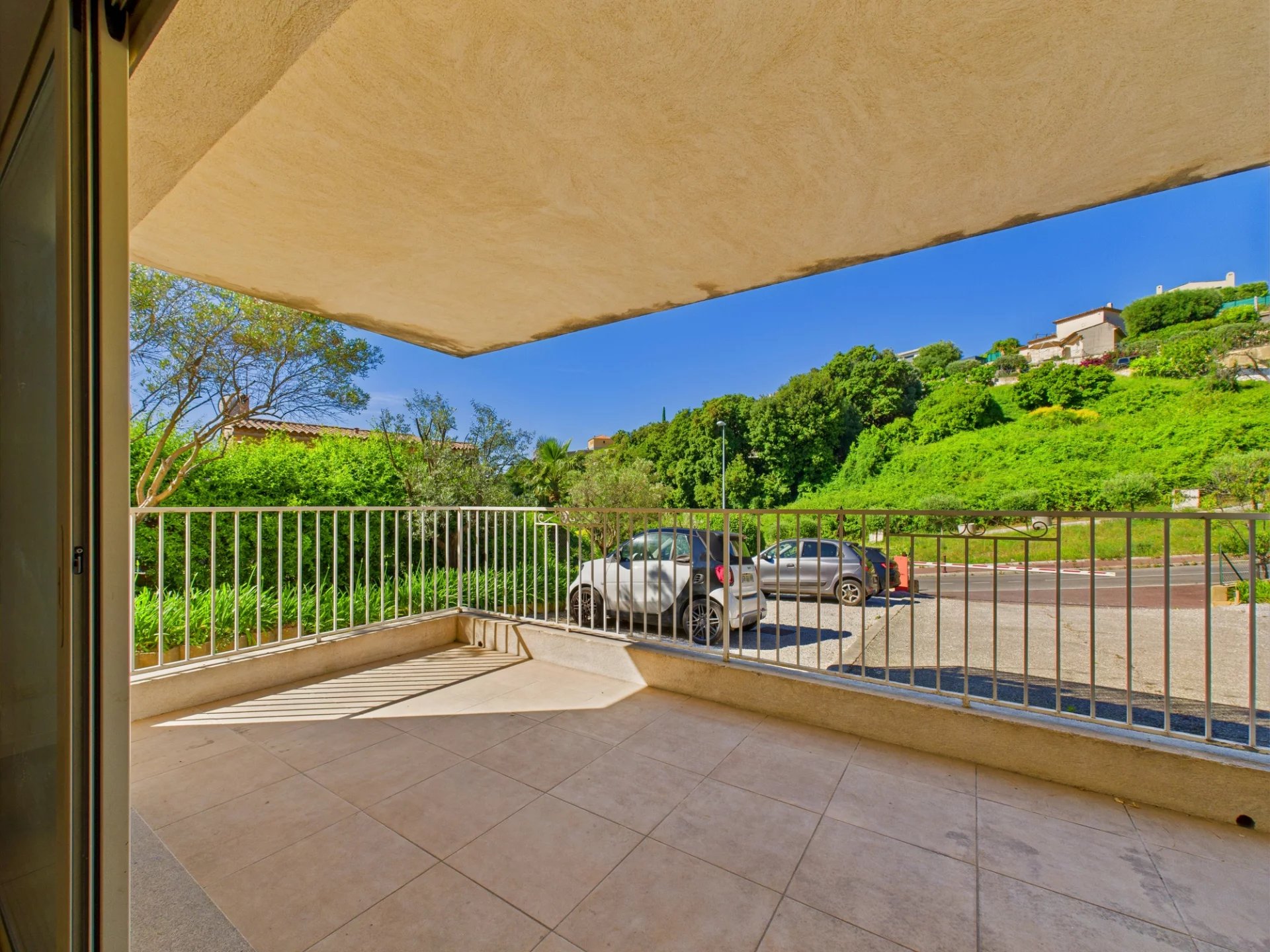 Appartement 3 pièces 71m² + Terrasse + 2 Parkings – Av des Plantiers ST LAURENT DU VAR