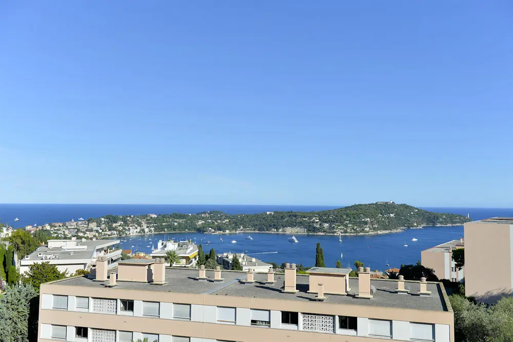 Vue depuis un appartement en hauteur sur la mer et sur Nice