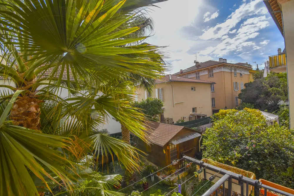 Photo sur une cour intérieur fleurie en plein coeur de Nice.