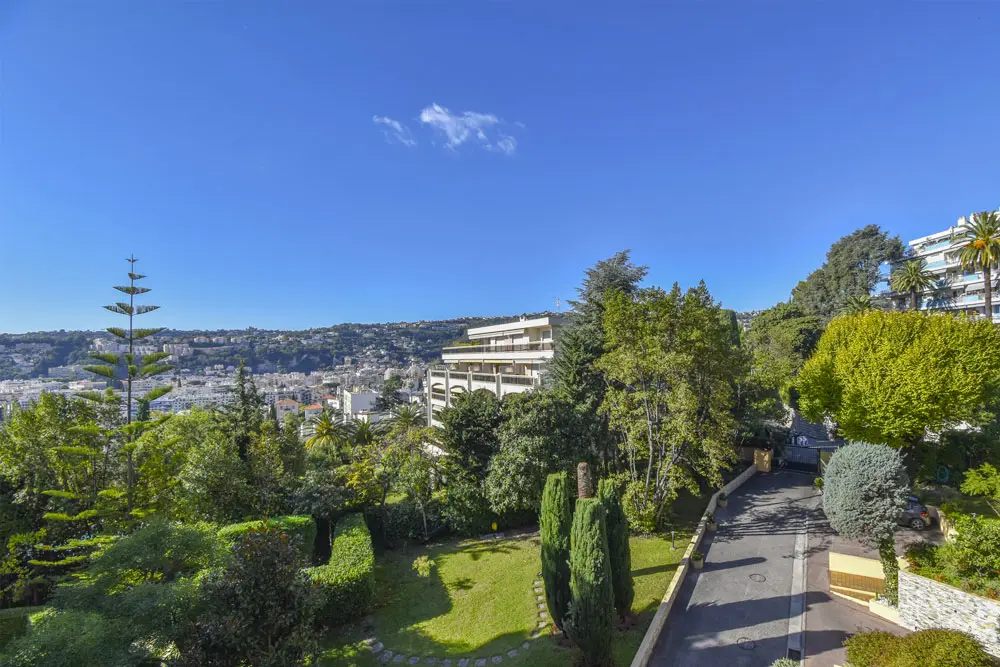 Photos sur le jardin d'une résidence en hauteur de Nice.