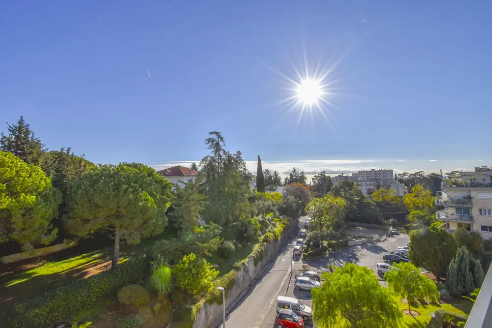 Vue en hauteur d'un appartement sur les rues proches de Nice.