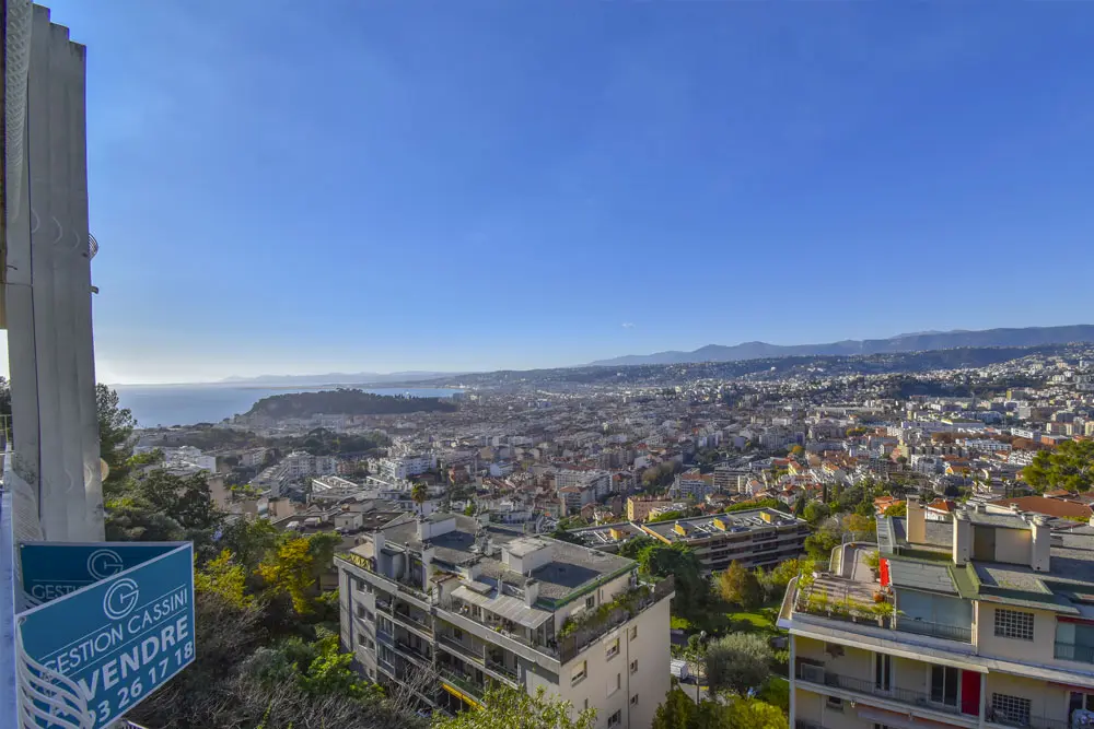 Vue depuis la fenêtre d'un appartement en hauteur sur tout Nice.
