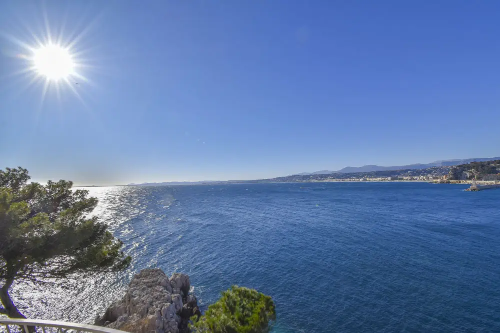 Vue depuis une maison sur la mer proche.