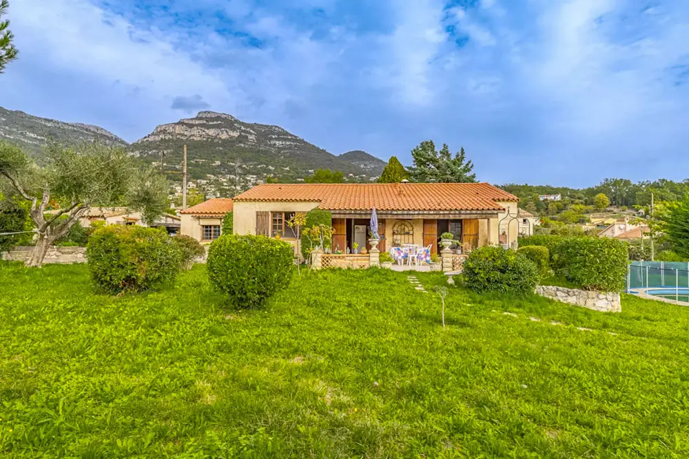 Photo d'une belle maison nicoise de pleins pieds avec un grand jardin, et vue sur les montagnes.