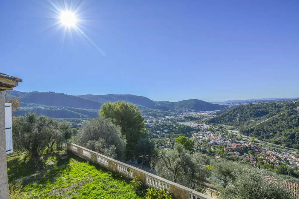Vue sur les terres de nice depuis le jardin d'une maison sur les collines