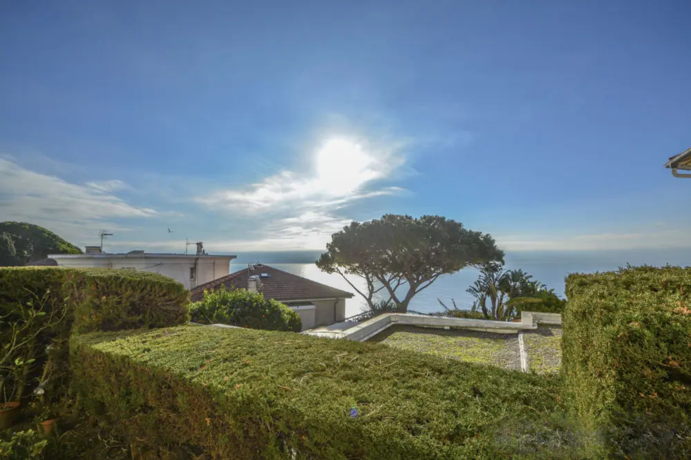 Vue sur la mer depuis le jardin de ancienne maison.