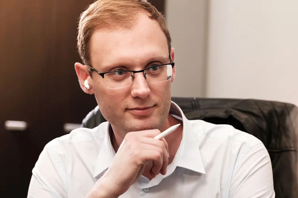 Photo du dirigeant souriant de près