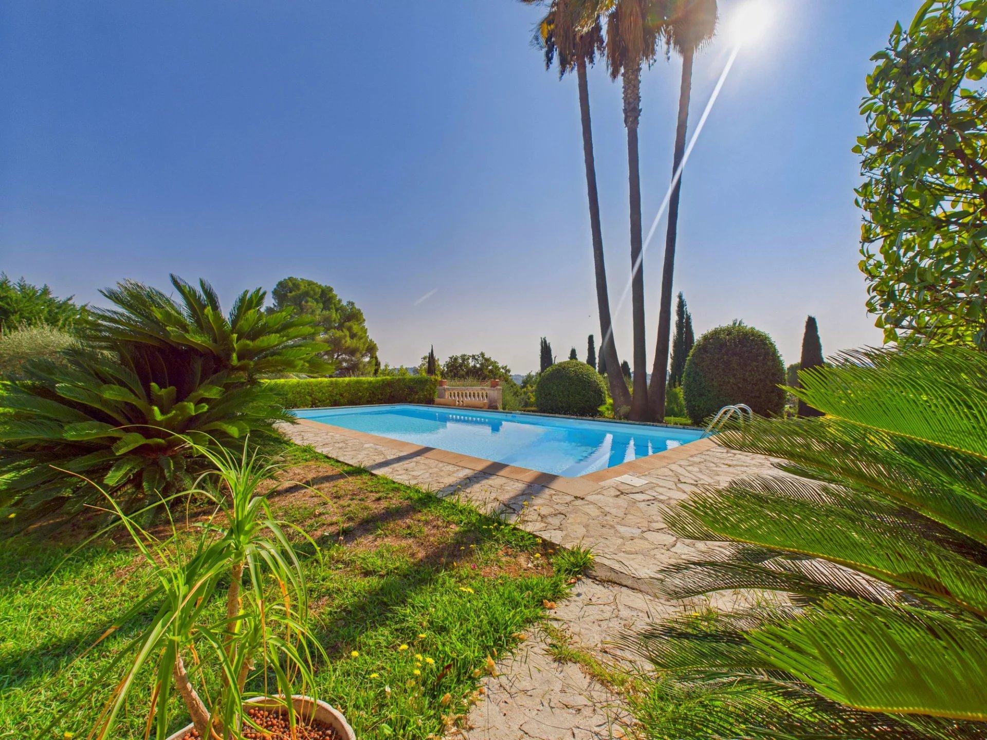 Villa individuelle 199m² avec Piscine + 1857m² de Jardin – LA COLLE SUR LOUP