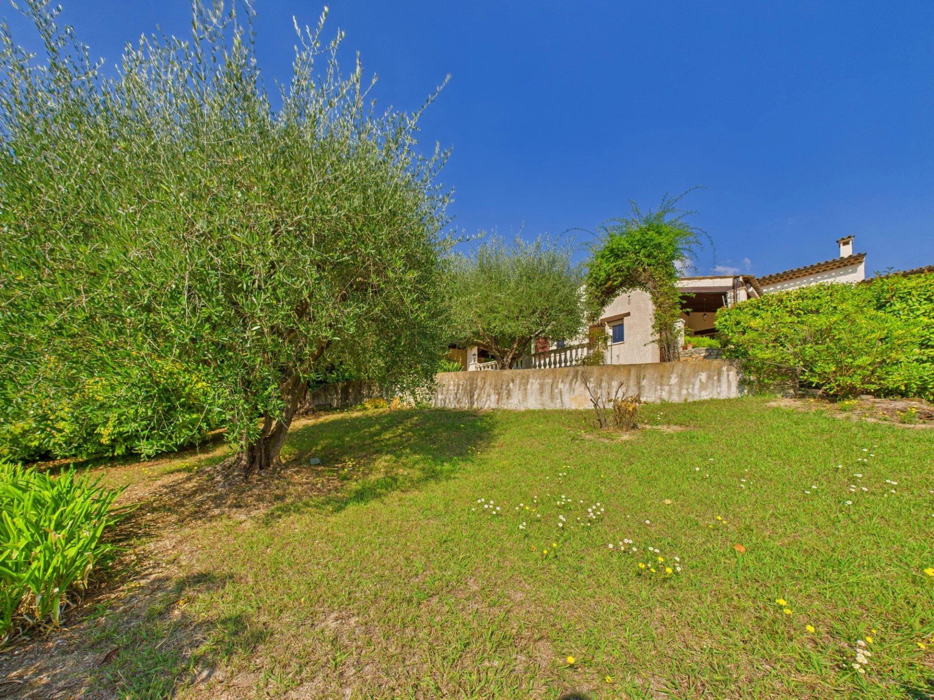 Villa individuelle 199m² avec Piscine + 1857m² de Jardin – LA COLLE SUR LOUP