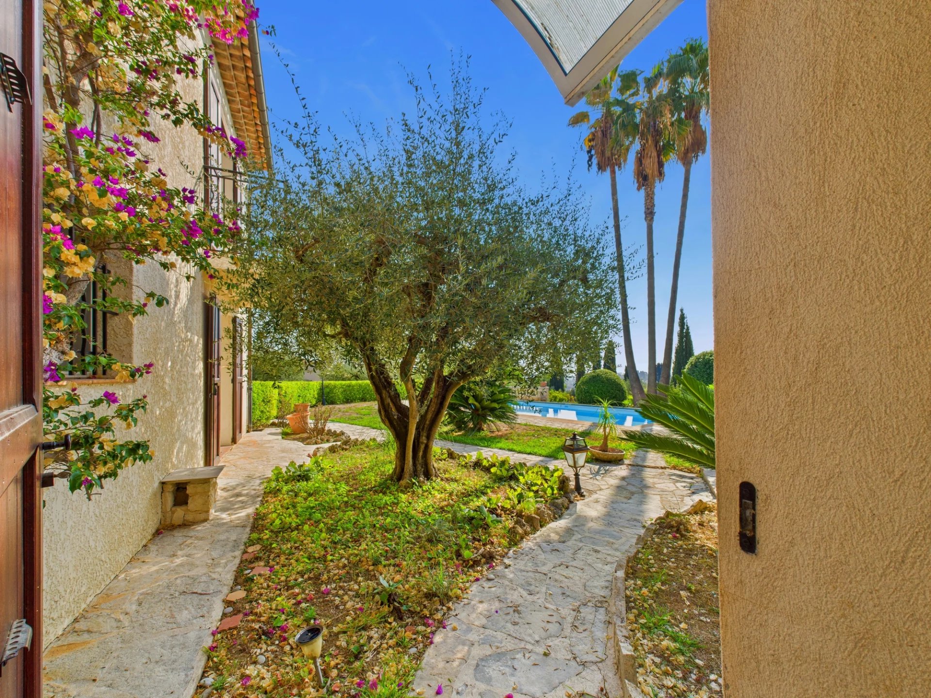 Villa individuelle 199m² avec Piscine + 1857m² de Jardin – LA COLLE SUR LOUP