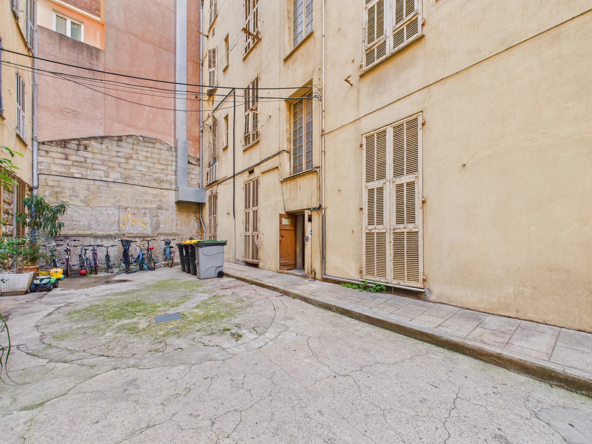 Cave – 17 Rue Auguste Gal – NICE