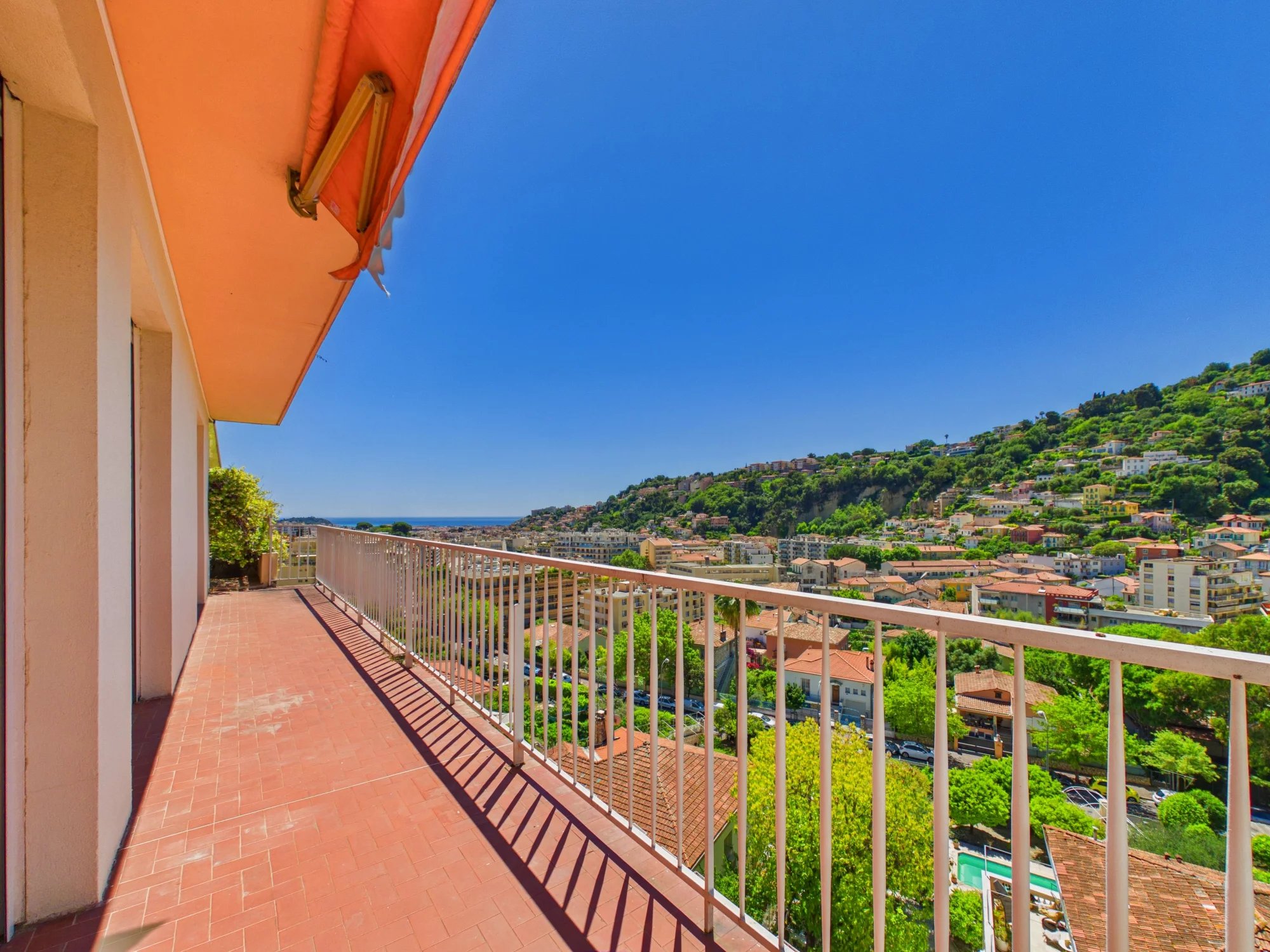 Appartement 4 pièces Dernier Etage – Terrasse 150m² – St Sylvestre – NICE