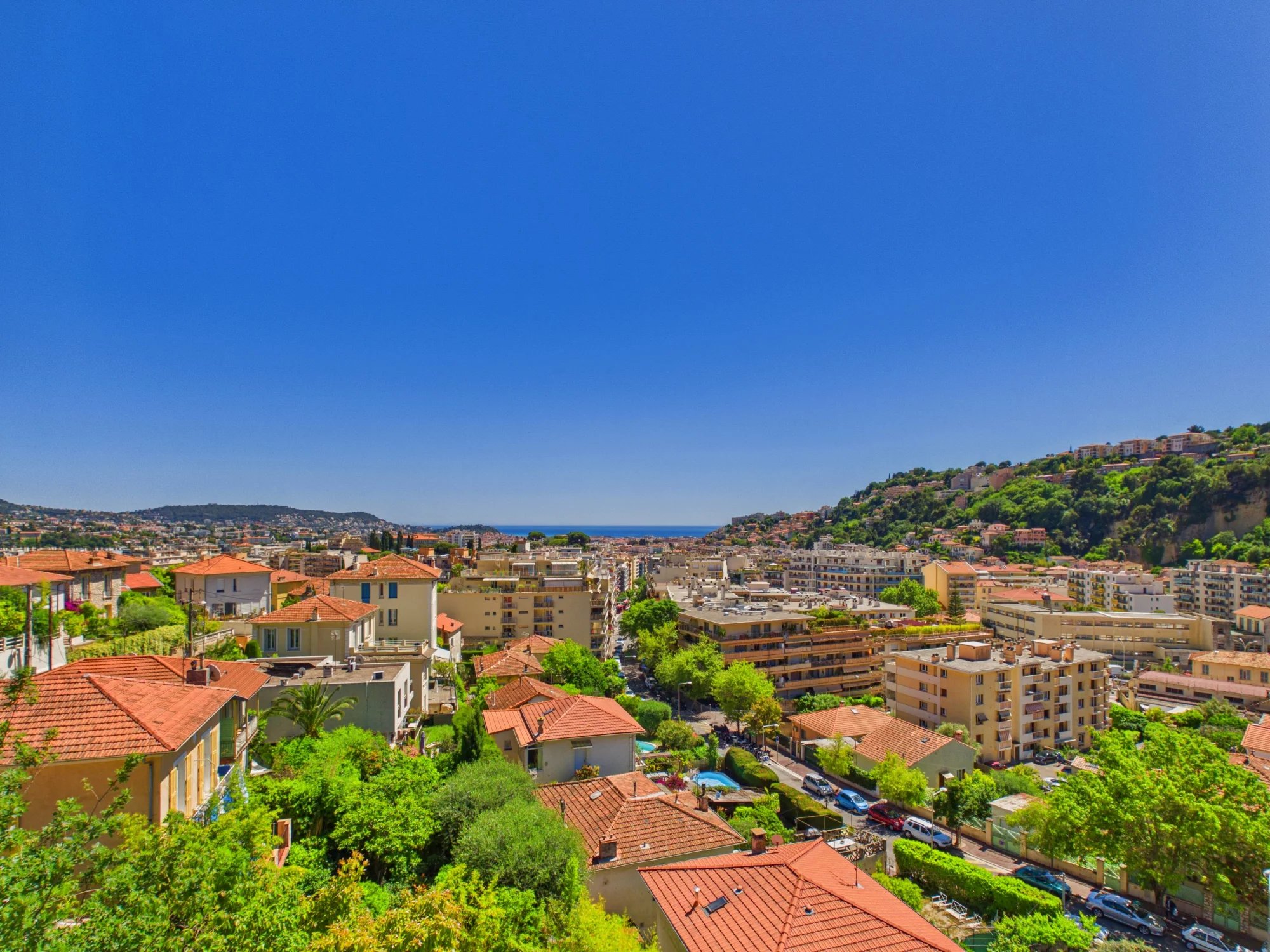 Appartement 4 pièces Dernier Etage – Terrasse 150m² – St Sylvestre – NICE