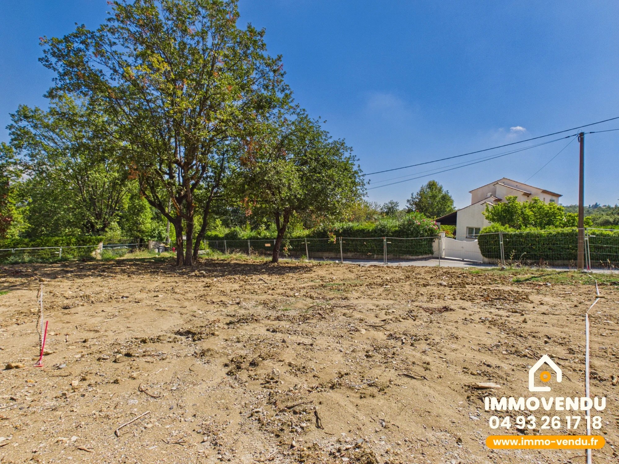 Terrain plat viabilisé 772m² – 115m² constructible – LA GAUDE