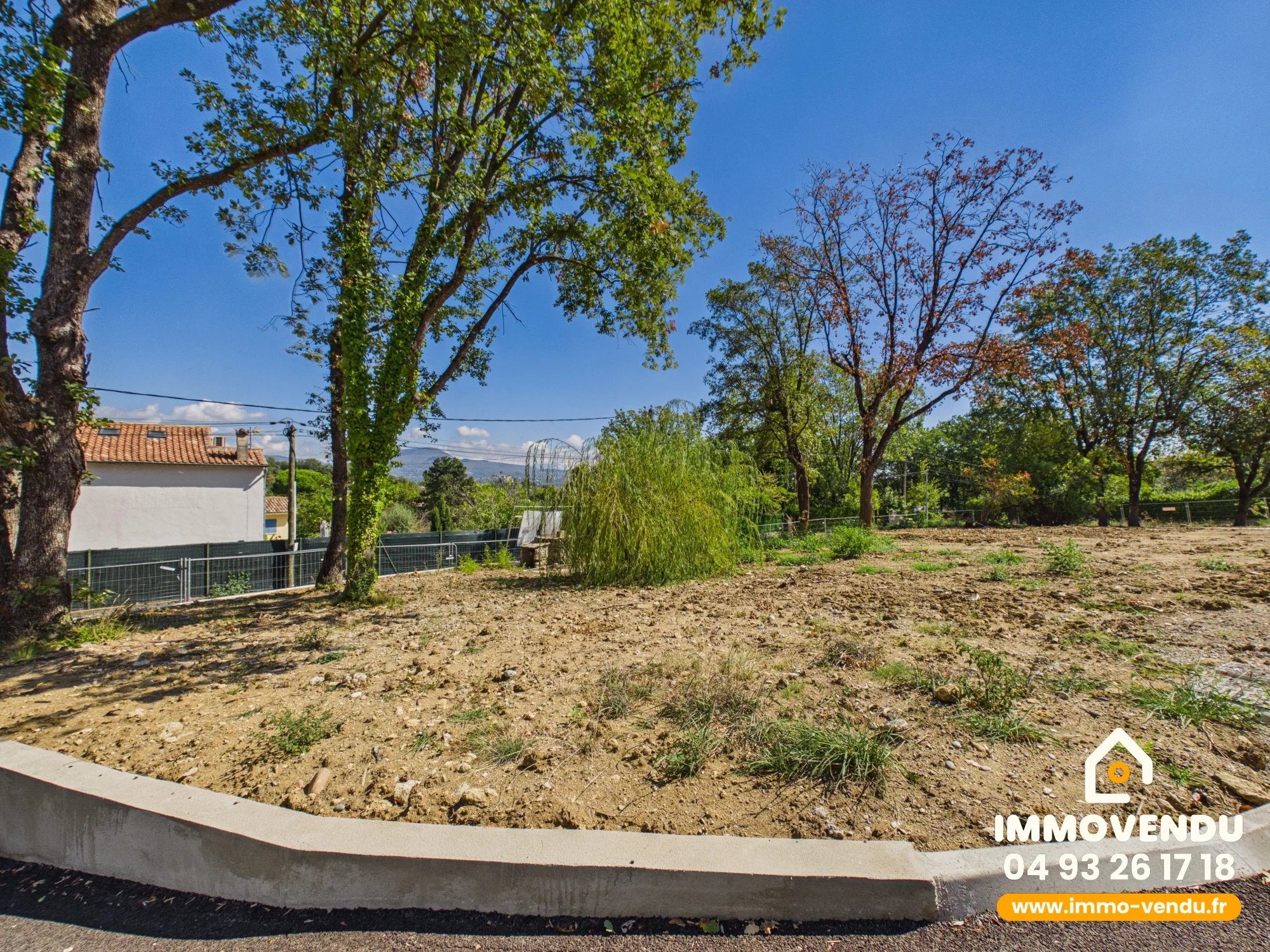Terrain plat viabilisé 746m² – 111m² constructible – LA GAUDE