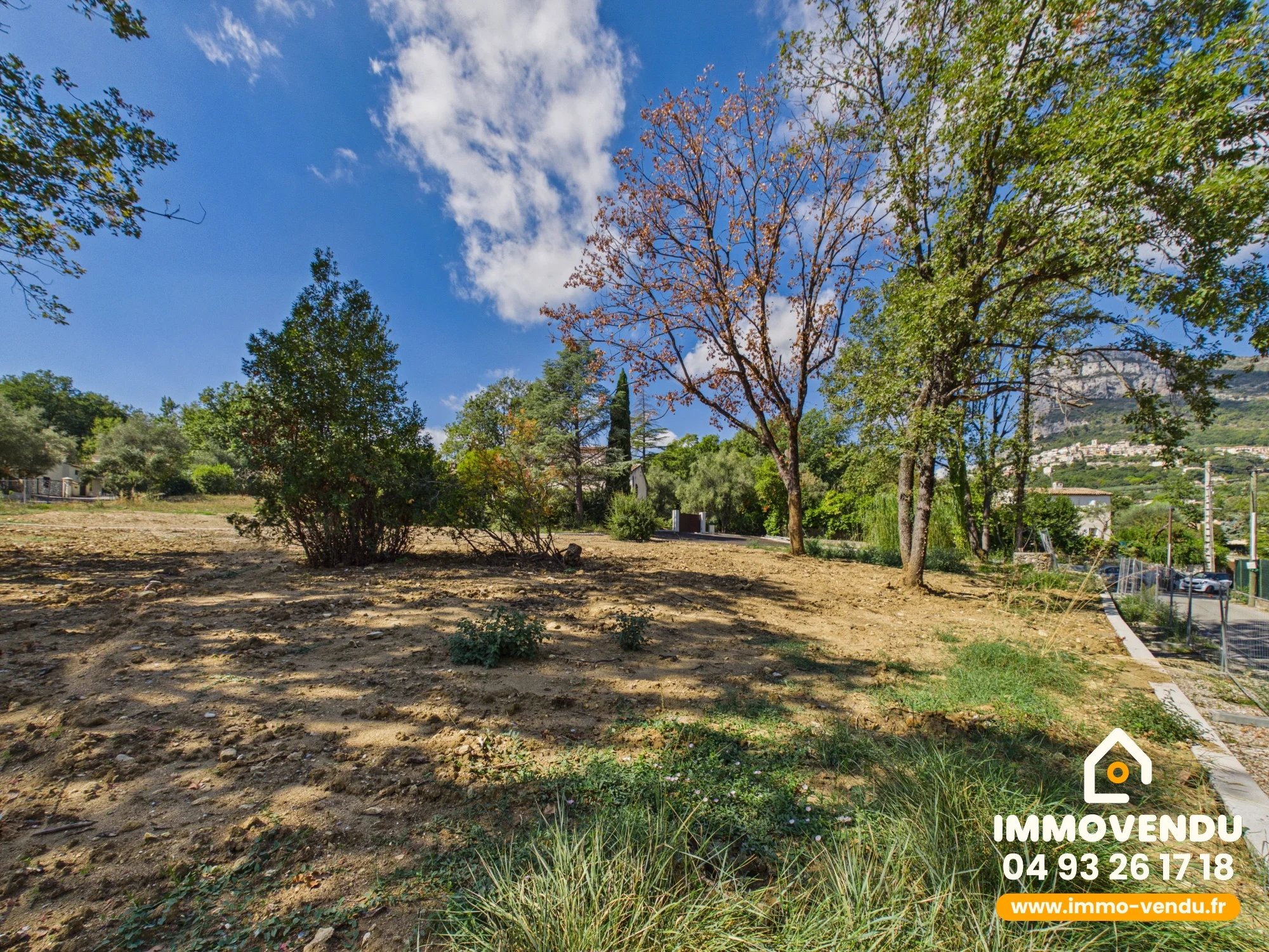 Terrain plat viabilisé 746m² – 111m² constructible – LA GAUDE