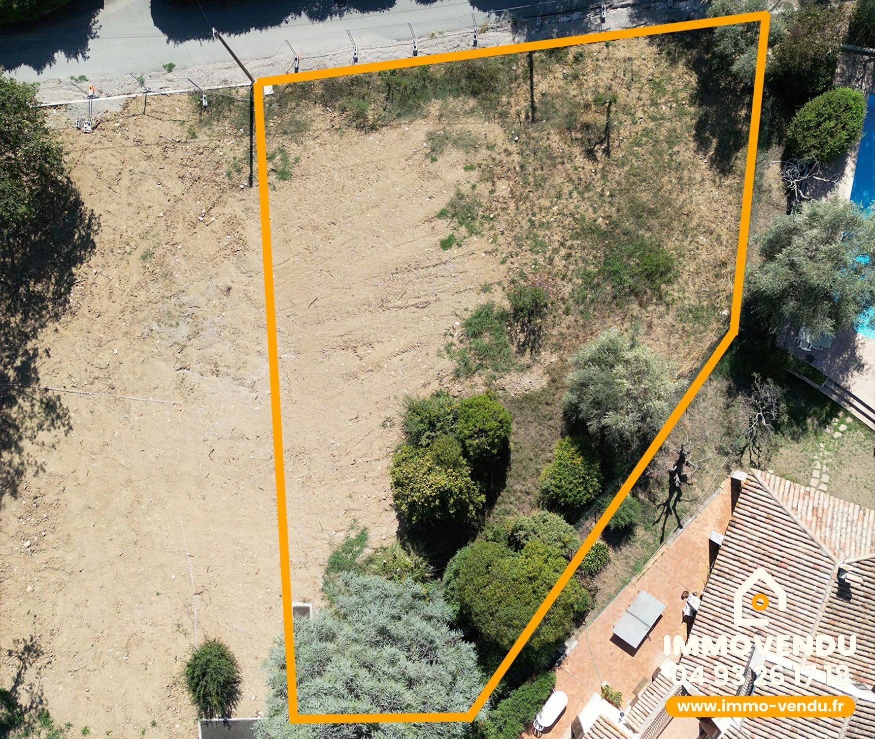 Terrain viabilisé 785m² – 117m² constructible – LA GAUDE